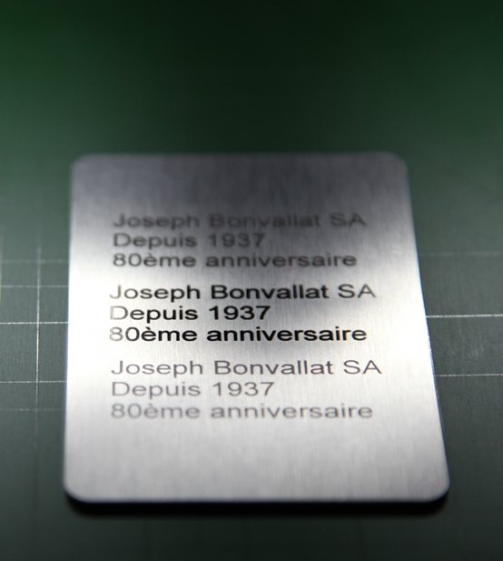 Plaque d'acier gravée en trois profondeurs : Joseph Bonvallat SA, depuis 1937, 80e anniversaire